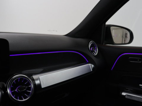 Mercedes-Benz GLB 200 AMG Line | Leder/alcantara | Stoelverwarming | Cruise control | Lane assist | Sfeerverlichting | Camera | Park assist | Trekhaak