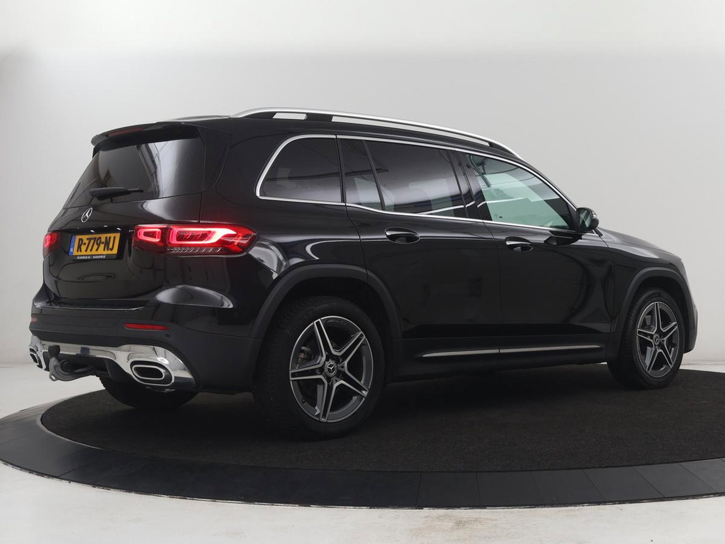 Mercedes-Benz GLB 200 AMG Line | Leder/alcantara | Stoelverwarming | Cruise control | Lane assist | Sfeerverlichting | Camera | Park assist | Trekhaak
