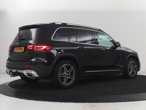 Mercedes-Benz GLB 200 AMG Line | Leder/alcantara | Stoelverwarming | Cruise control | Lane assist | Sfeerverlichting | Camera | Park assist | Trekhaak