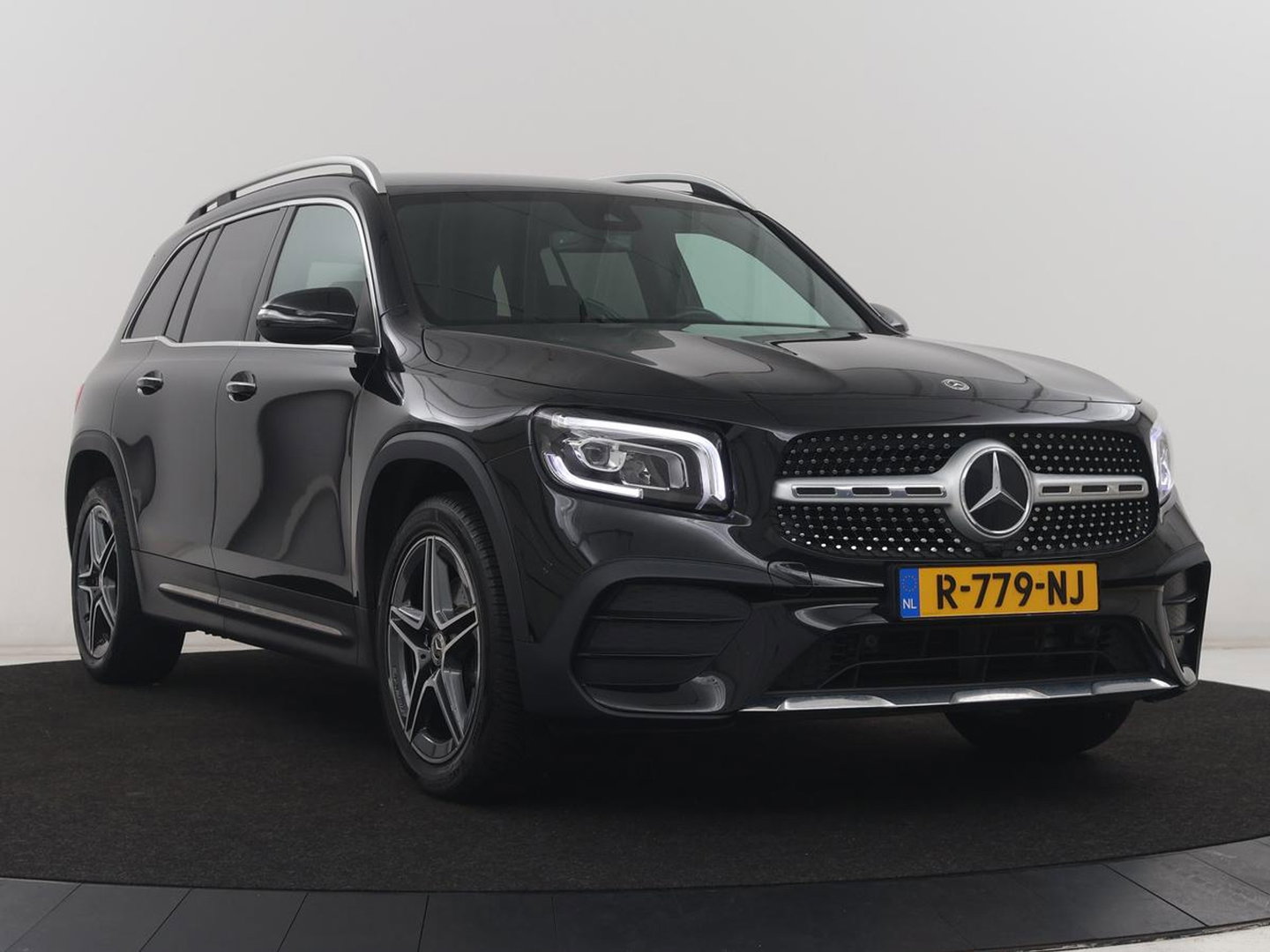 Mercedes-Benz GLB 200 AMG Line | Leder/alcantara | Stoelverwarming | Cruise control | Lane assist | Sfeerverlichting | Camera | Park assist | Trekhaak