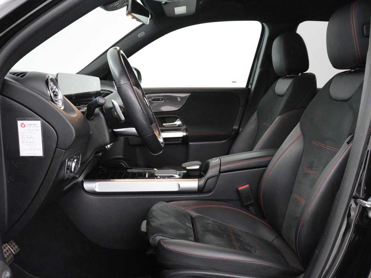 Mercedes-Benz GLB 200 AMG Line | Leder/alcantara | Stoelverwarming | Cruise control | Lane assist | Sfeerverlichting | Camera | Park assist | Trekhaak