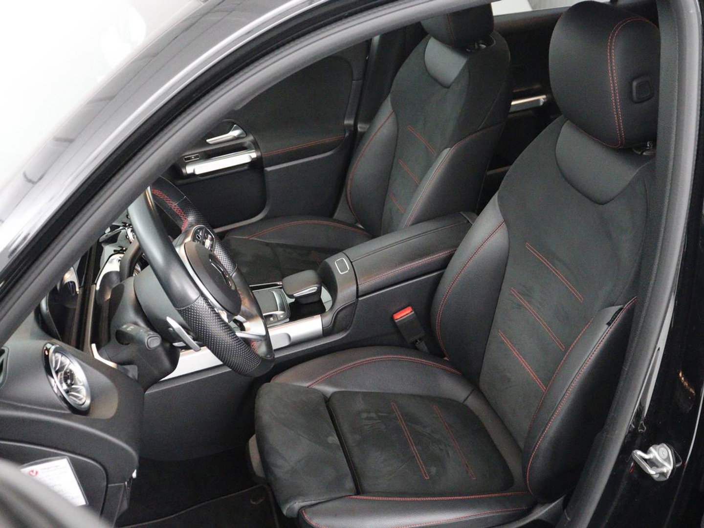Mercedes-Benz GLB 200 AMG Line | Leder/alcantara | Stoelverwarming | Cruise control | Lane assist | Sfeerverlichting | Camera | Park assist | Trekhaak