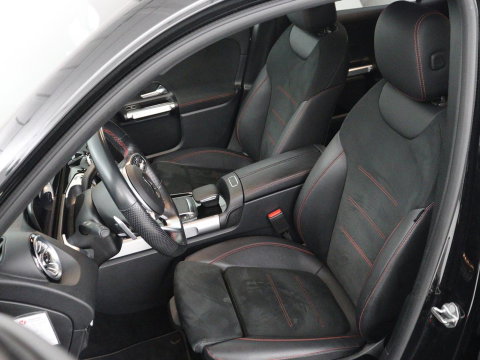 Mercedes-Benz GLB 200 AMG Line | Leder/alcantara | Stoelverwarming | Cruise control | Lane assist | Sfeerverlichting | Camera | Park assist | Trekhaak