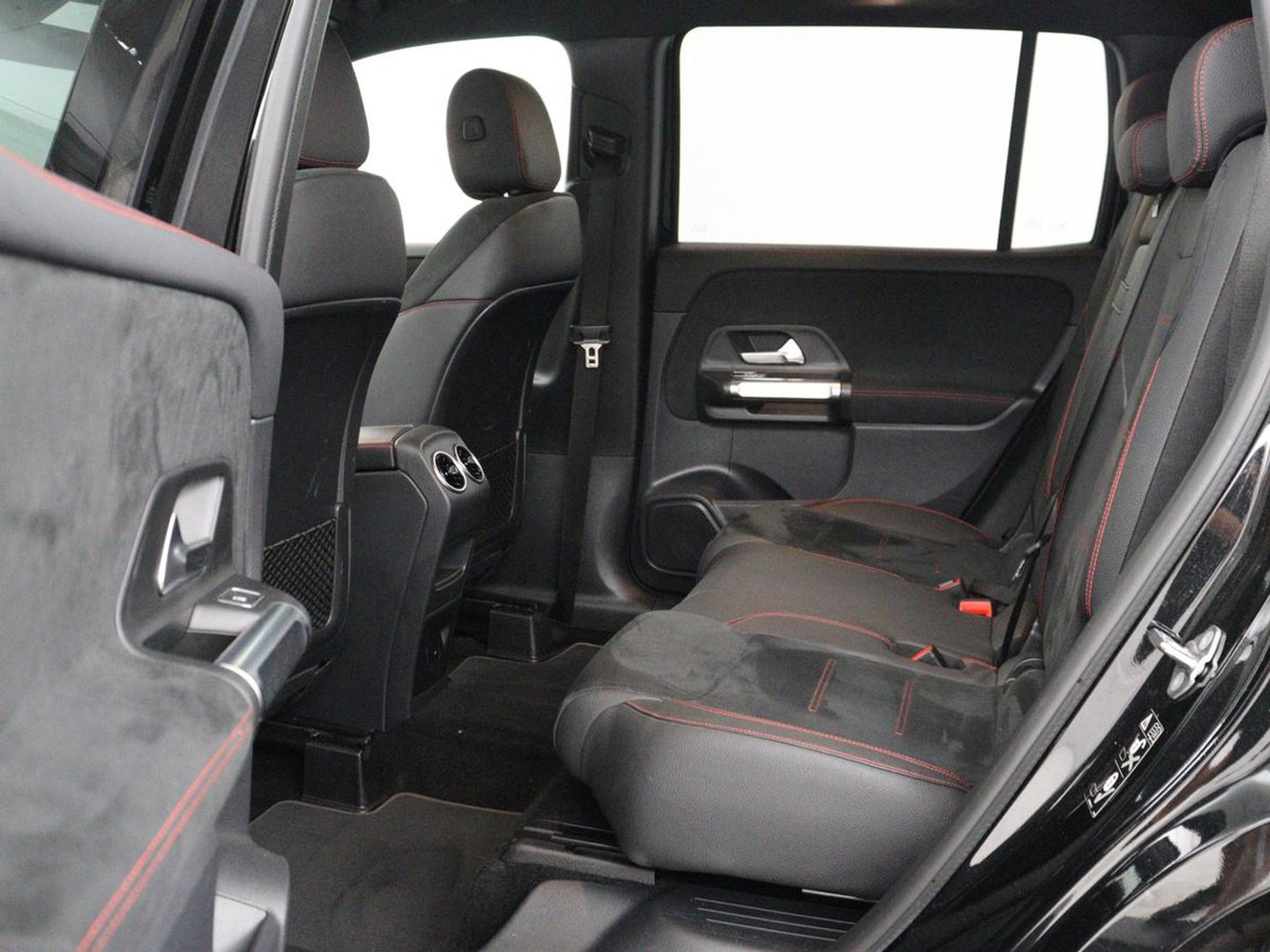 Mercedes-Benz GLB 200 AMG Line | Leder/alcantara | Stoelverwarming | Cruise control | Lane assist | Sfeerverlichting | Camera | Park assist | Trekhaak