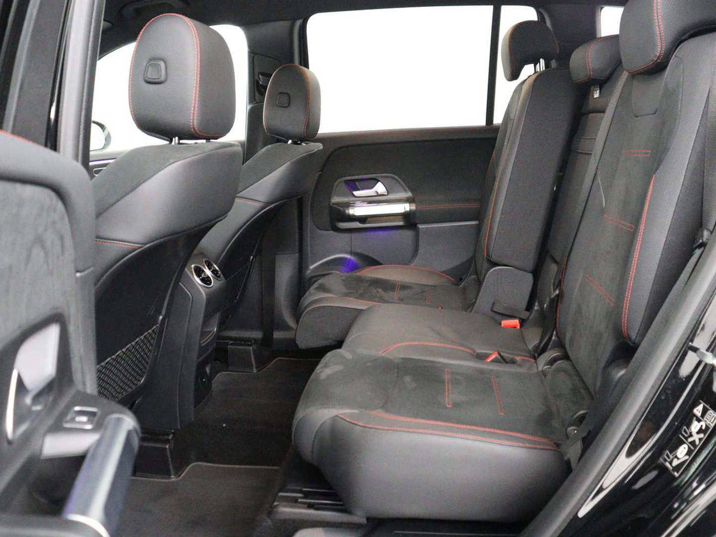 Mercedes-Benz GLB 200 AMG Line | Leder/alcantara | Stoelverwarming | Cruise control | Lane assist | Sfeerverlichting | Camera | Park assist | Trekhaak