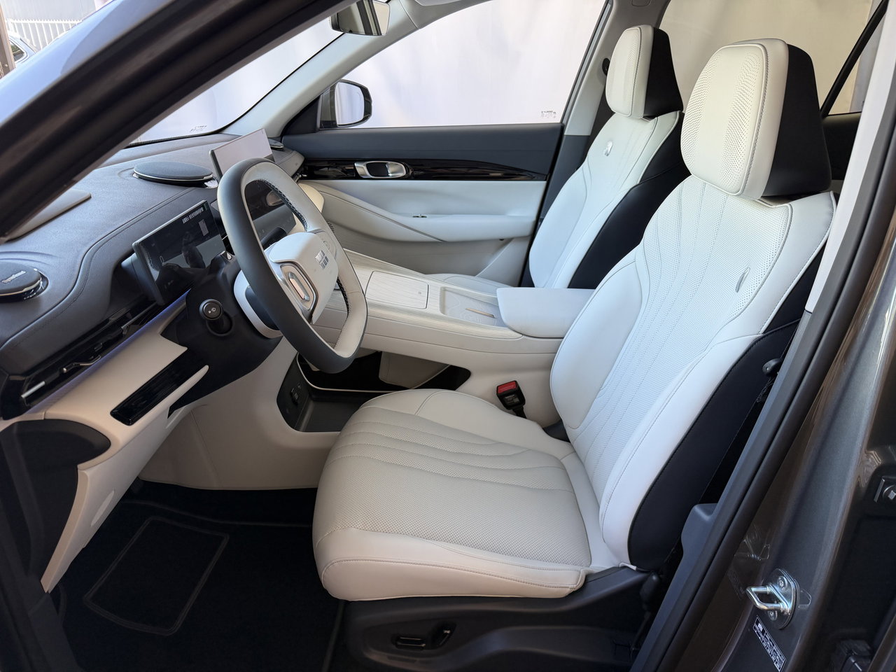 Geely E5