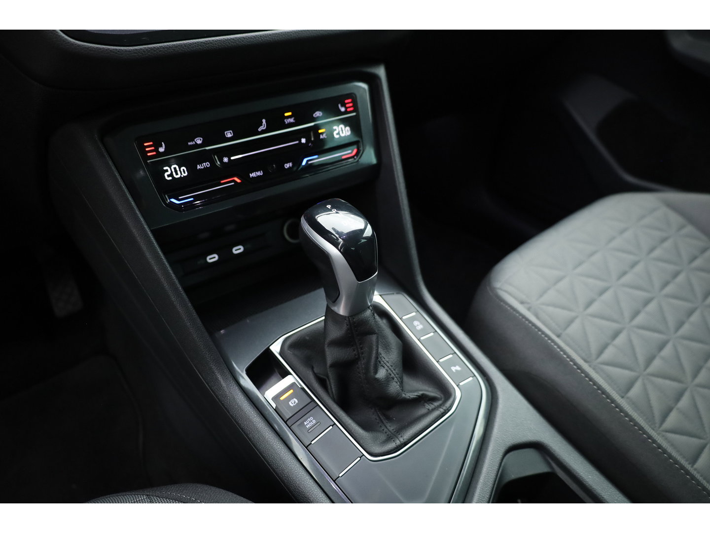 Volkswagen Tiguan 1.5 TSI Life | Rijklaar!! | Adapt. Cruise | Trekhaak | Navi | Stoel- Stuurverw. | All Season | Apple CarPlay |