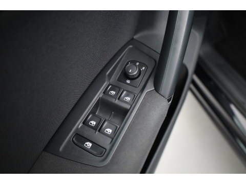 Volkswagen Tiguan 1.5 TSI Life | Rijklaar!! | Adapt. Cruise | Trekhaak | Navi | Stoel- Stuurverw. | All Season | Apple CarPlay |