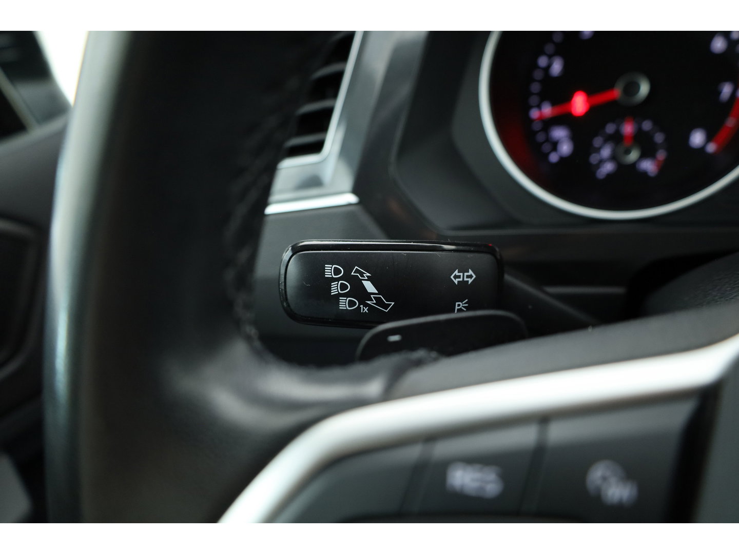 Volkswagen Tiguan 1.5 TSI Life | Rijklaar!! | Adapt. Cruise | Trekhaak | Navi | Stoel- Stuurverw. | All Season | Apple CarPlay |