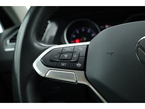 Volkswagen Tiguan 1.5 TSI Life | Rijklaar!! | Adapt. Cruise | Trekhaak | Navi | Stoel- Stuurverw. | All Season | Apple CarPlay |