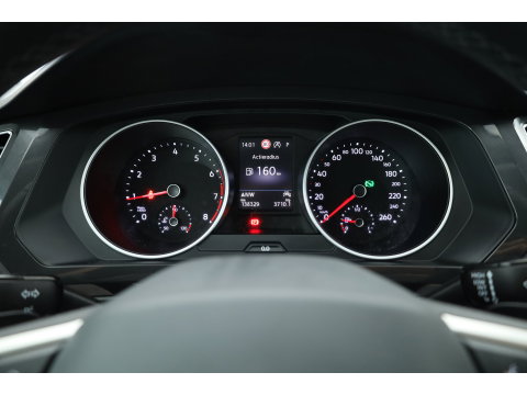 Volkswagen Tiguan 1.5 TSI Life | Rijklaar!! | Adapt. Cruise | Trekhaak | Navi | Stoel- Stuurverw. | All Season | Apple CarPlay |