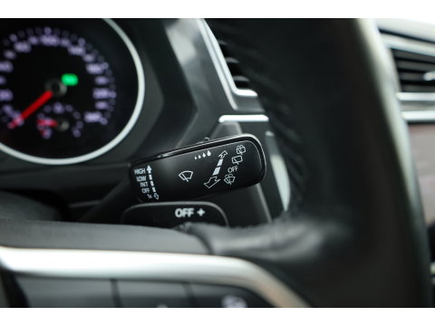 Volkswagen Tiguan 1.5 TSI Life | Rijklaar!! | Adapt. Cruise | Trekhaak | Navi | Stoel- Stuurverw. | All Season | Apple CarPlay |