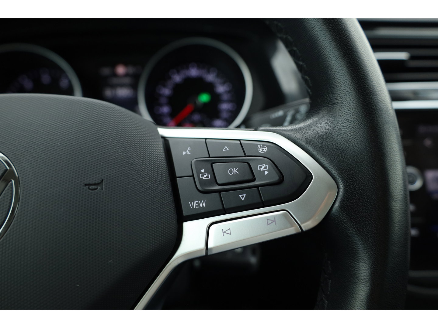 Volkswagen Tiguan 1.5 TSI Life | Rijklaar!! | Adapt. Cruise | Trekhaak | Navi | Stoel- Stuurverw. | All Season | Apple CarPlay |