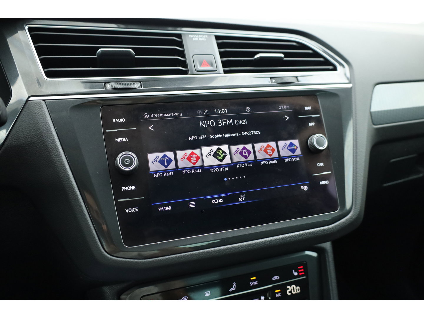 Volkswagen Tiguan 1.5 TSI Life | Rijklaar!! | Adapt. Cruise | Trekhaak | Navi | Stoel- Stuurverw. | All Season | Apple CarPlay |