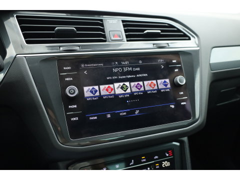 Volkswagen Tiguan 1.5 TSI Life | Rijklaar!! | Adapt. Cruise | Trekhaak | Navi | Stoel- Stuurverw. | All Season | Apple CarPlay |