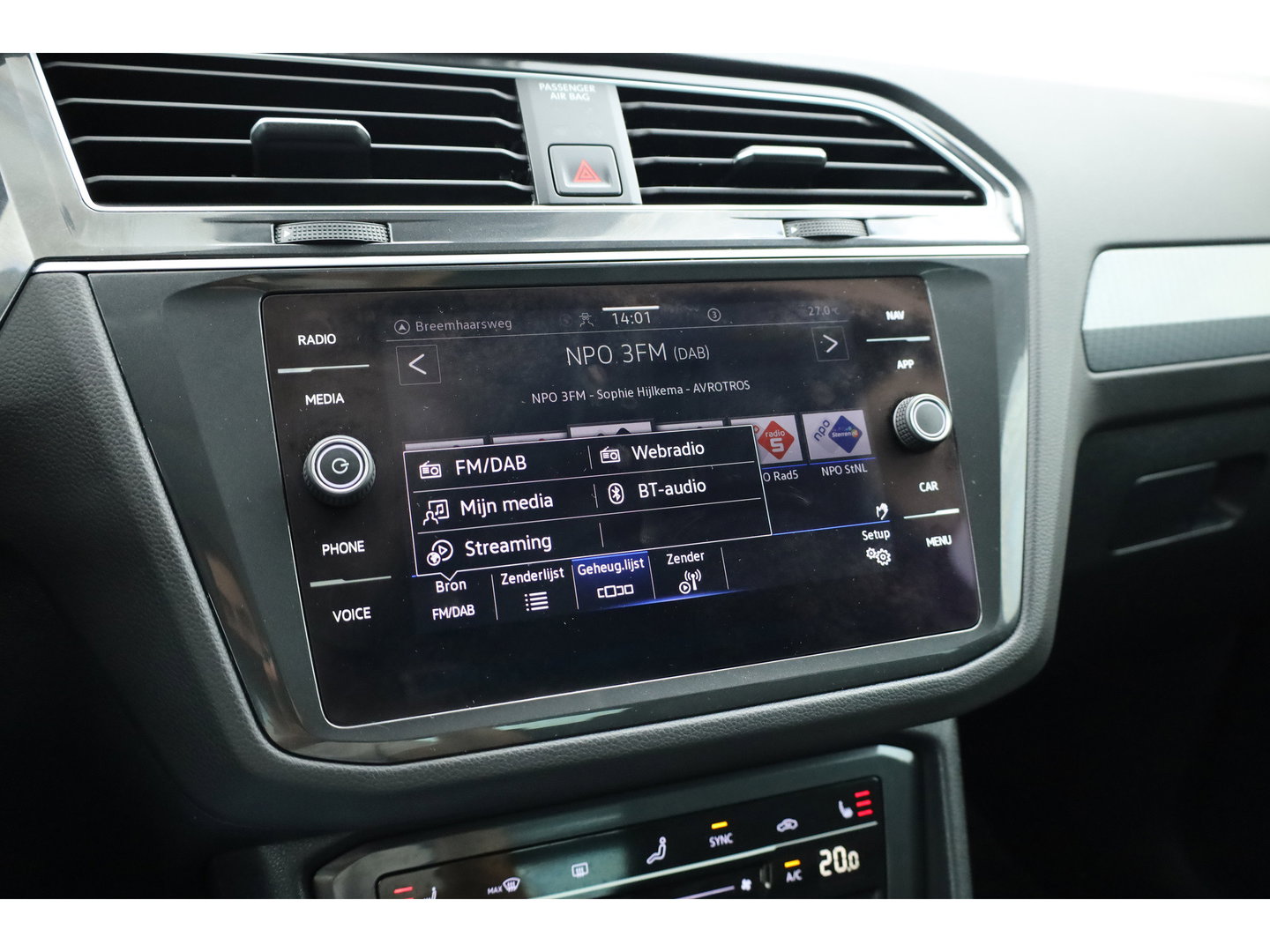 Volkswagen Tiguan 1.5 TSI Life | Rijklaar!! | Adapt. Cruise | Trekhaak | Navi | Stoel- Stuurverw. | All Season | Apple CarPlay |
