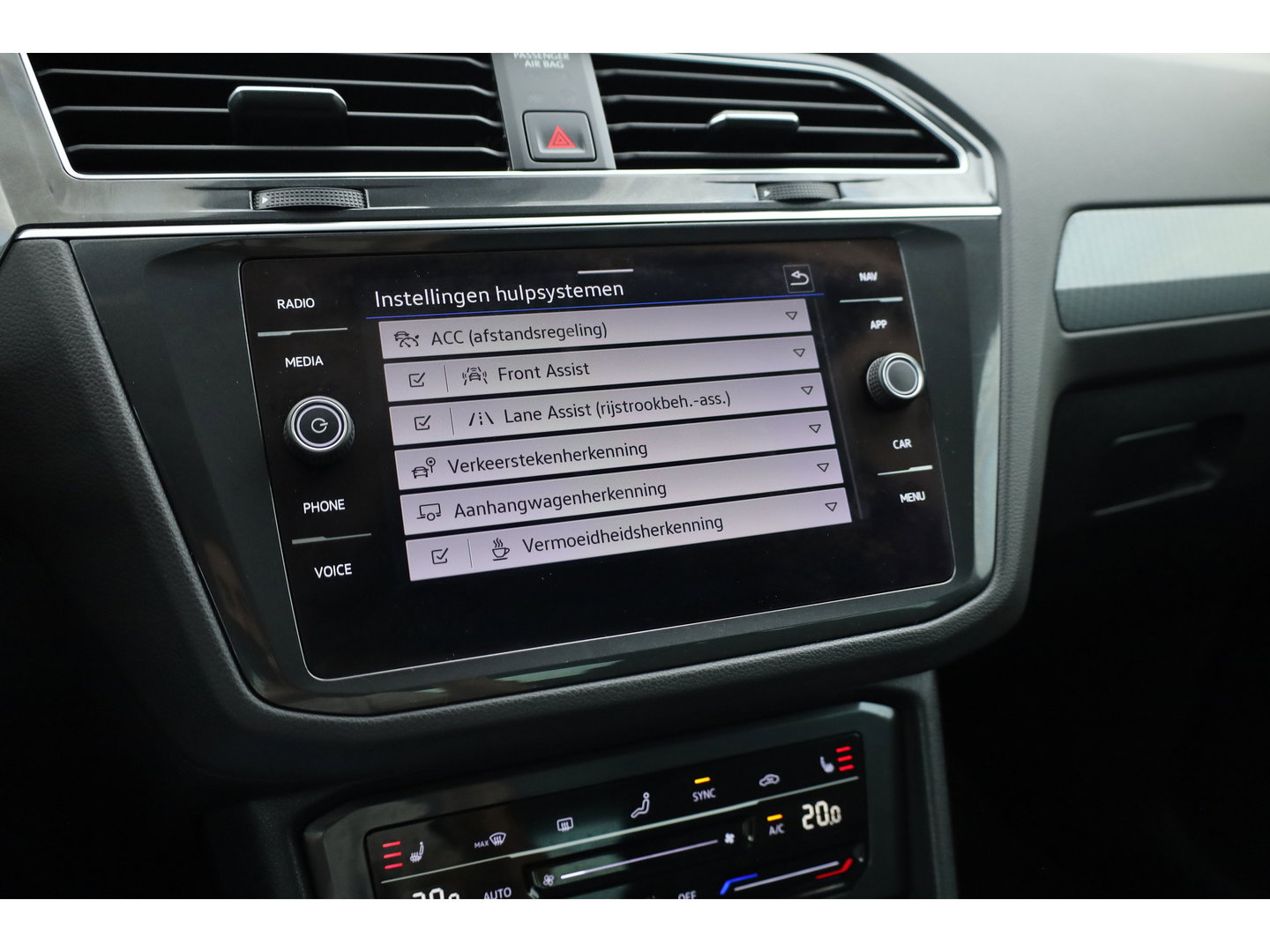 Volkswagen Tiguan 1.5 TSI Life | Rijklaar!! | Adapt. Cruise | Trekhaak | Navi | Stoel- Stuurverw. | All Season | Apple CarPlay |