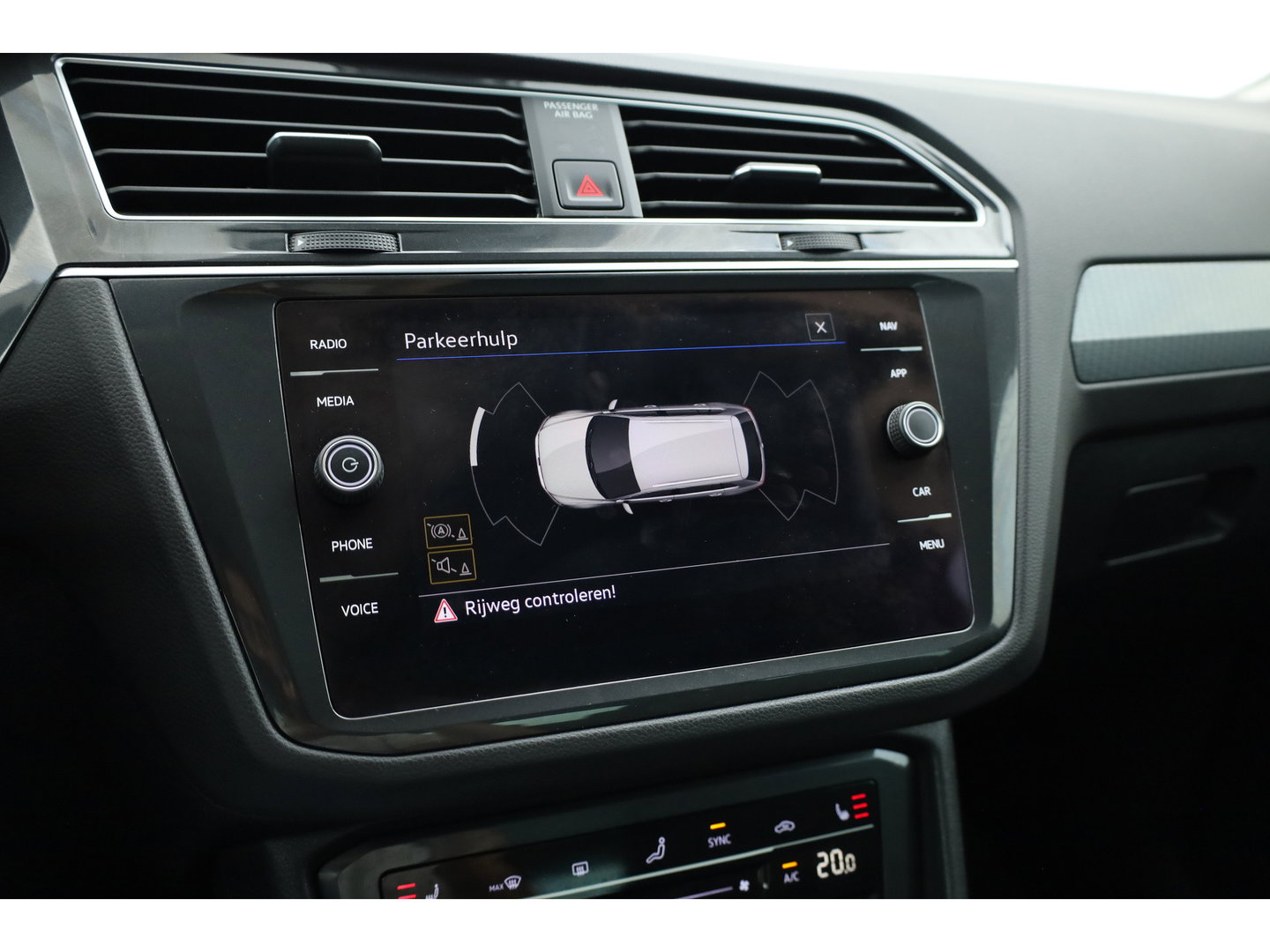 Volkswagen Tiguan 1.5 TSI Life | Rijklaar!! | Adapt. Cruise | Trekhaak | Navi | Stoel- Stuurverw. | All Season | Apple CarPlay |
