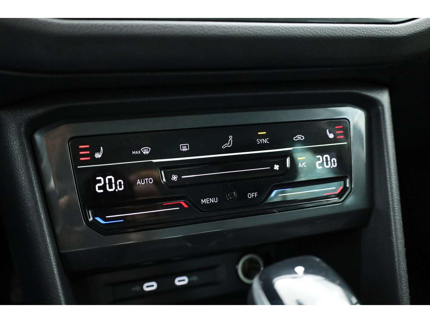 Volkswagen Tiguan 1.5 TSI Life | Rijklaar!! | Adapt. Cruise | Trekhaak | Navi | Stoel- Stuurverw. | All Season | Apple CarPlay |