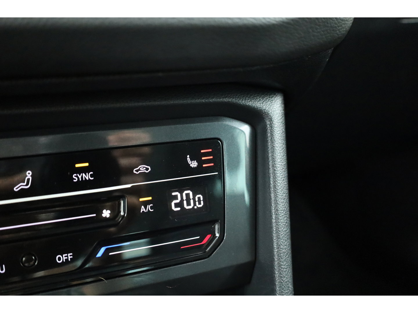 Volkswagen Tiguan 1.5 TSI Life | Rijklaar!! | Adapt. Cruise | Trekhaak | Navi | Stoel- Stuurverw. | All Season | Apple CarPlay |