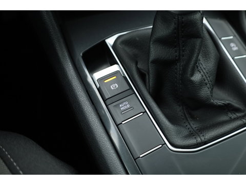 Volkswagen Tiguan 1.5 TSI Life | Rijklaar!! | Adapt. Cruise | Trekhaak | Navi | Stoel- Stuurverw. | All Season | Apple CarPlay |