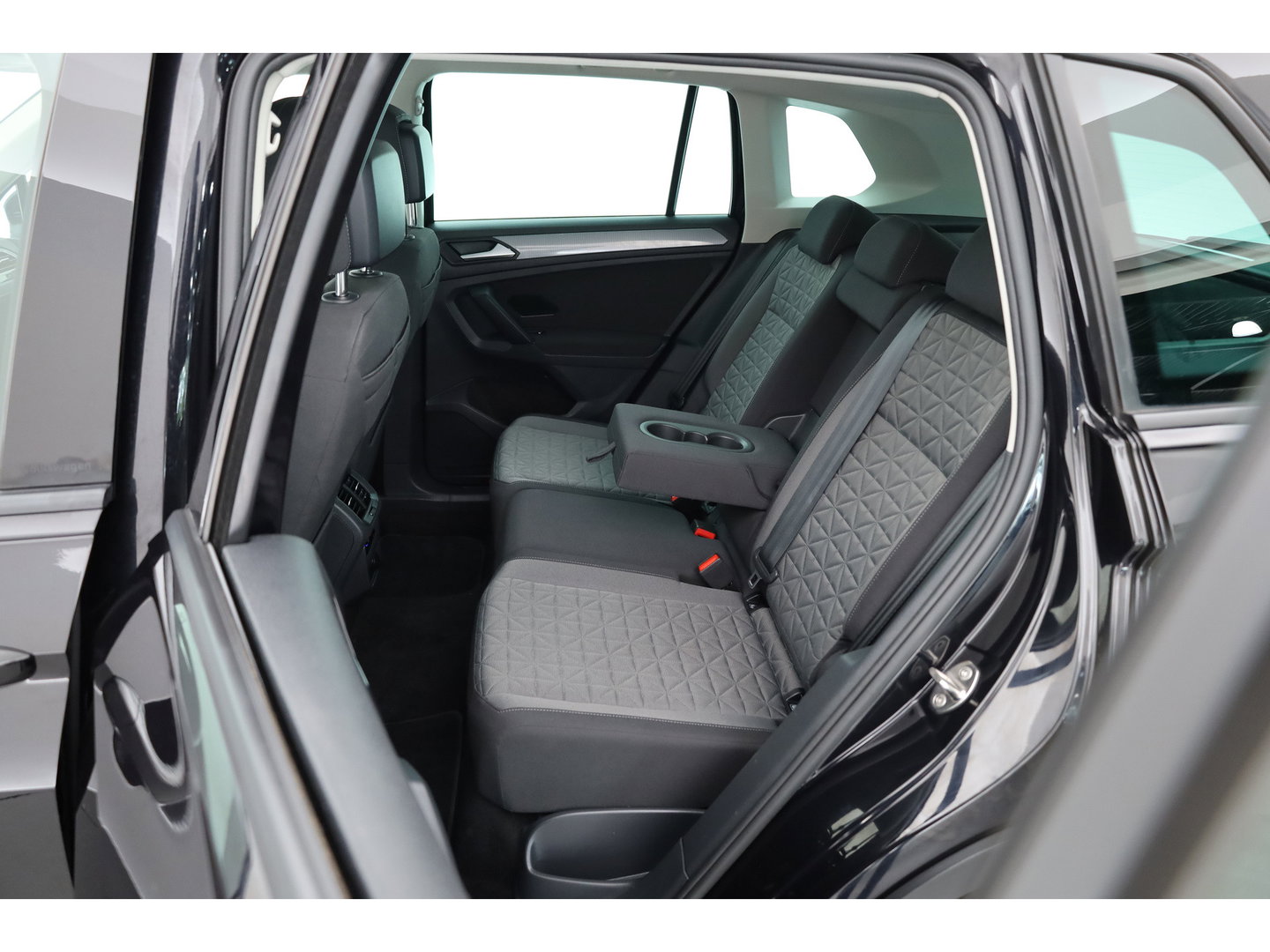 Volkswagen Tiguan 1.5 TSI Life | Rijklaar!! | Adapt. Cruise | Trekhaak | Navi | Stoel- Stuurverw. | All Season | Apple CarPlay |