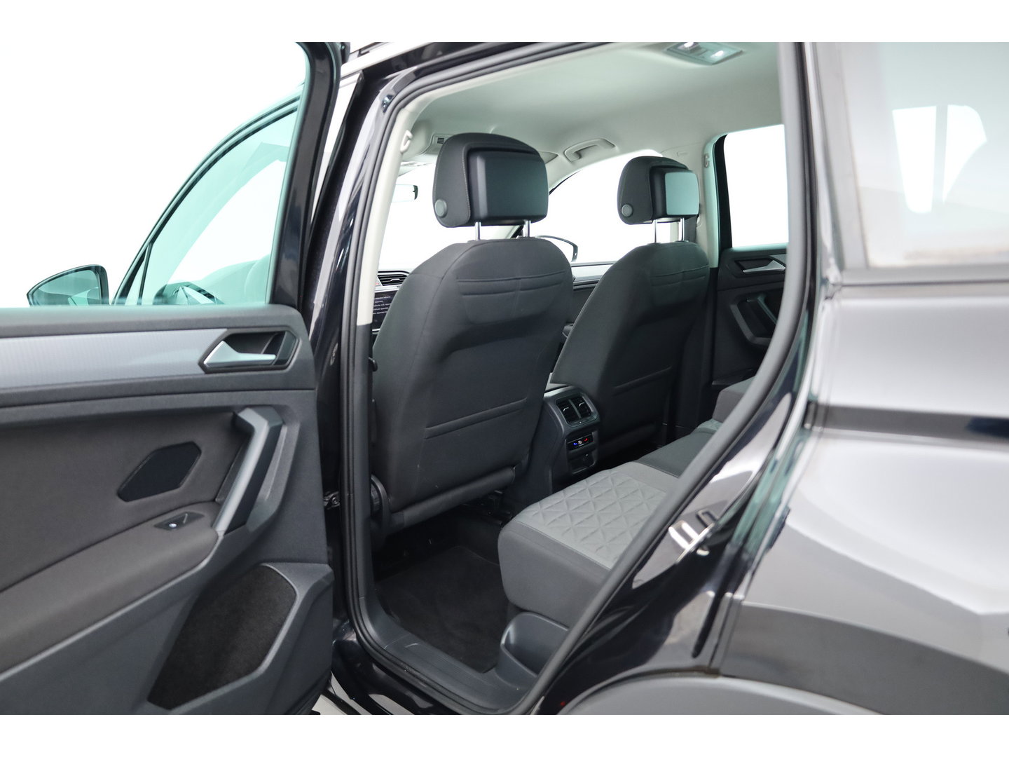 Volkswagen Tiguan 1.5 TSI Life | Rijklaar!! | Adapt. Cruise | Trekhaak | Navi | Stoel- Stuurverw. | All Season | Apple CarPlay |