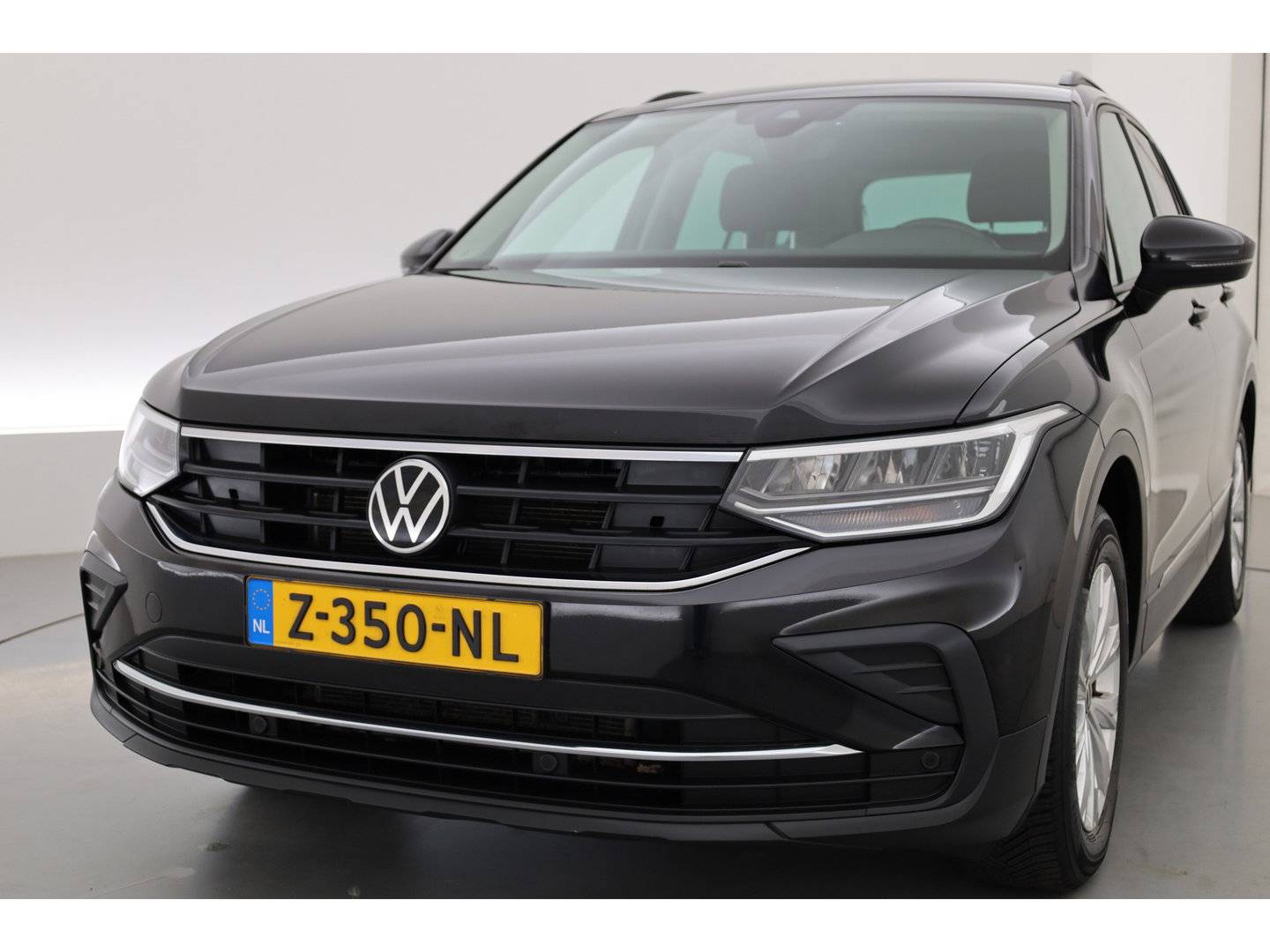 Volkswagen Tiguan 1.5 TSI Life | Rijklaar!! | Adapt. Cruise | Trekhaak | Navi | Stoel- Stuurverw. | All Season | Apple CarPlay |