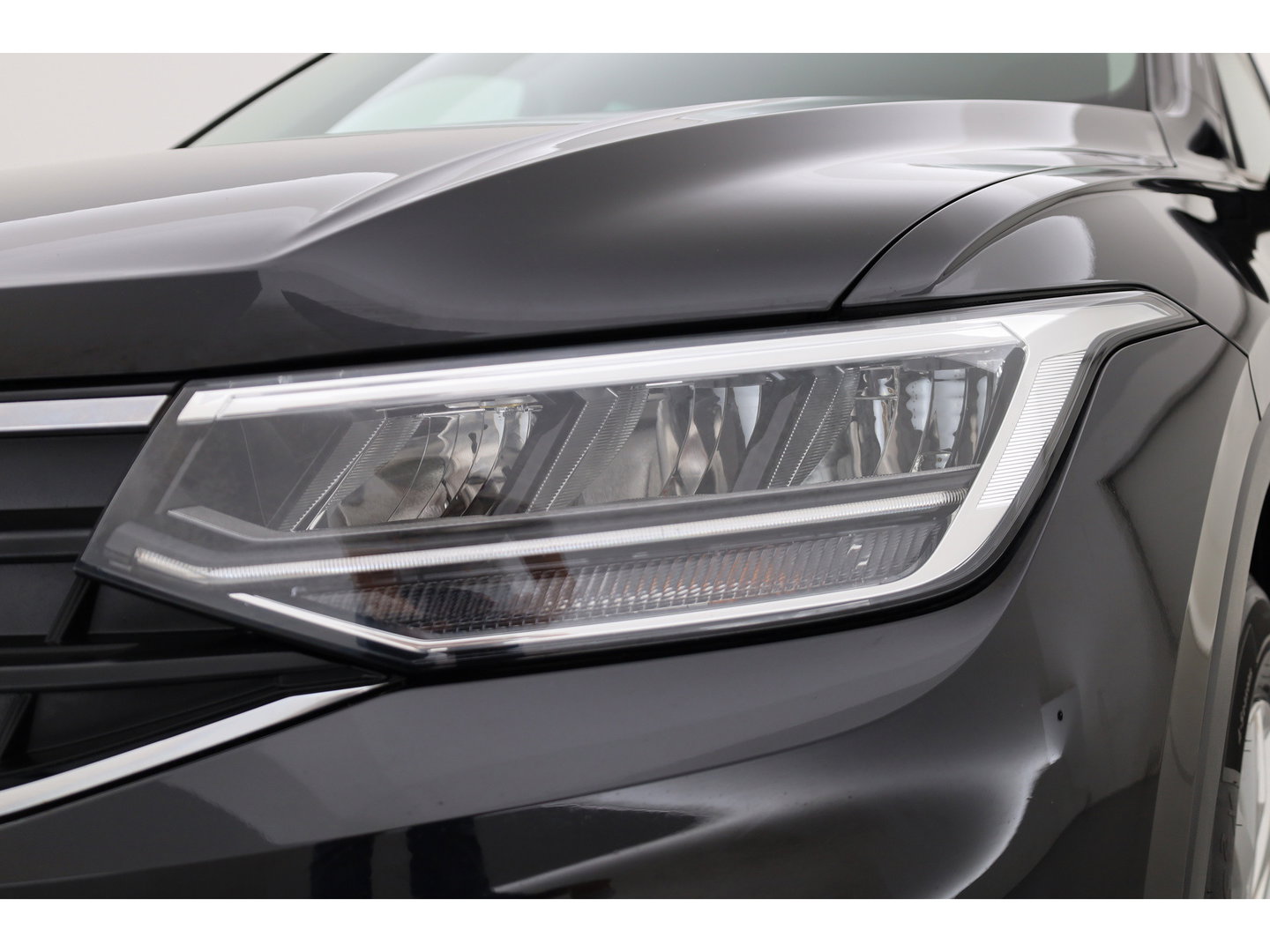 Volkswagen Tiguan 1.5 TSI Life | Rijklaar!! | Adapt. Cruise | Trekhaak | Navi | Stoel- Stuurverw. | All Season | Apple CarPlay |