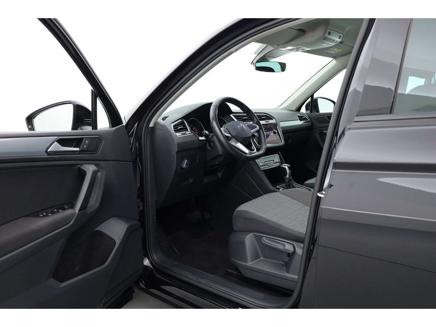 Volkswagen Tiguan 1.5 TSI Life | Rijklaar!! | Adapt. Cruise | Trekhaak | Navi | Stoel- Stuurverw. | All Season | Apple CarPlay |
