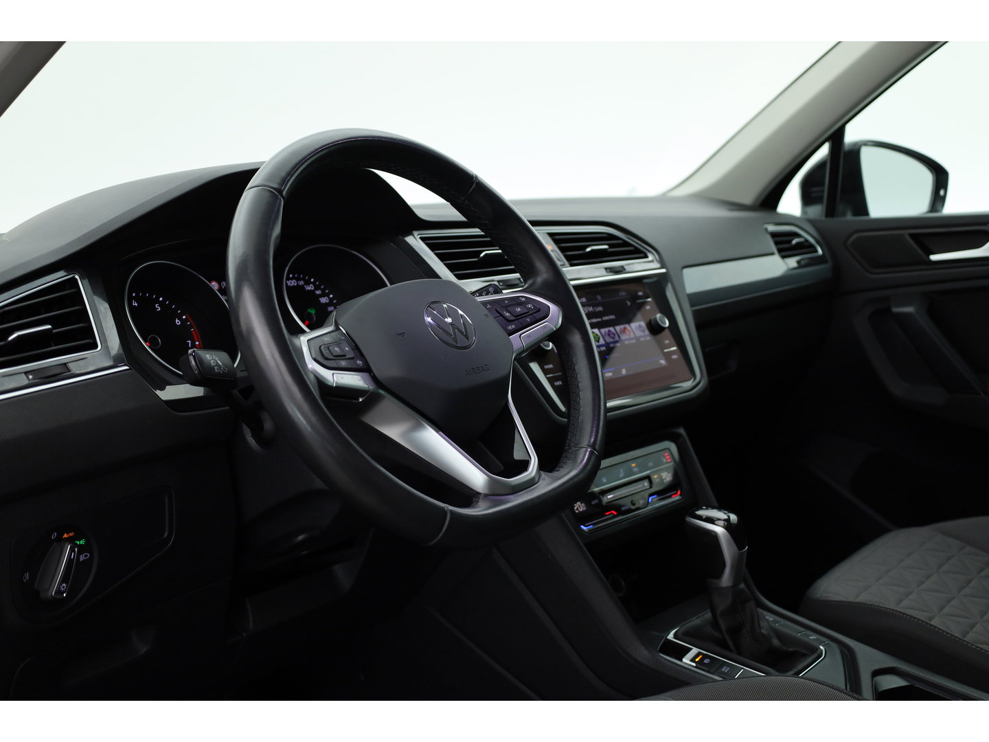 Volkswagen Tiguan 1.5 TSI Life | Rijklaar!! | Adapt. Cruise | Trekhaak | Navi | Stoel- Stuurverw. | All Season | Apple CarPlay |