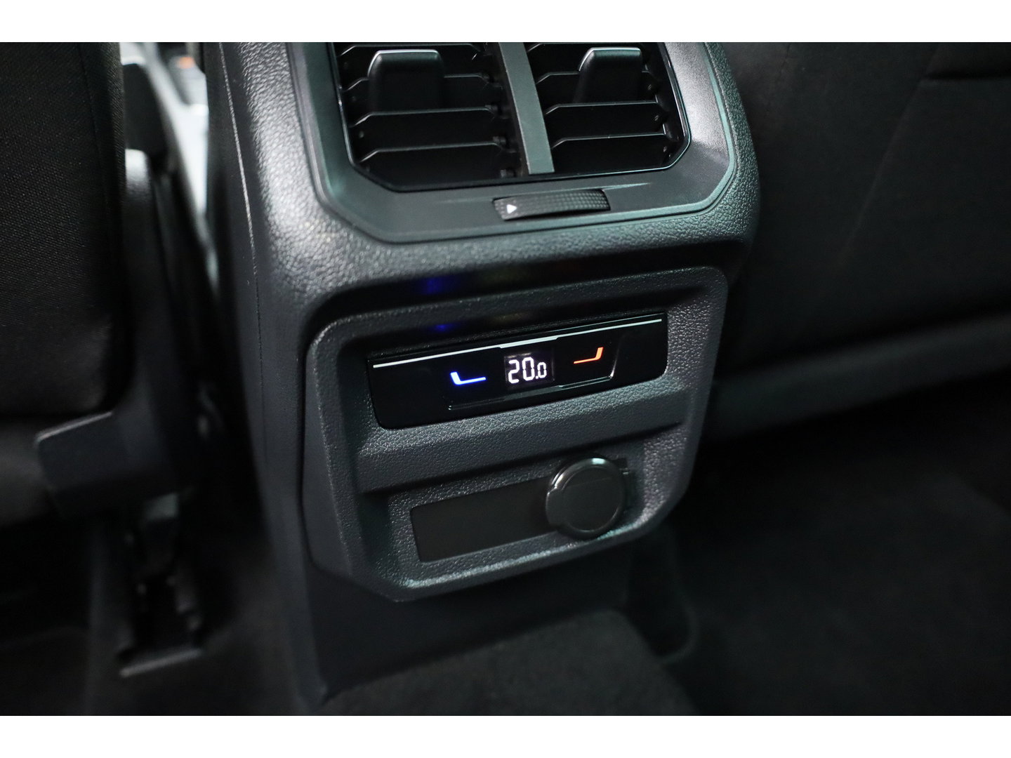 Volkswagen Tiguan 1.5 TSI Life | Rijklaar!! | Adapt. Cruise | Trekhaak | Navi | Stoel- Stuurverw. | All Season | Apple CarPlay |
