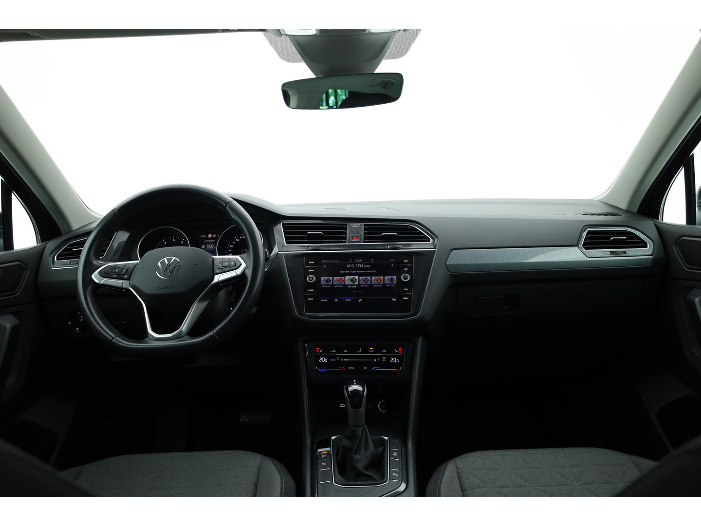 Volkswagen Tiguan 1.5 TSI Life | Rijklaar!! | Adapt. Cruise | Trekhaak | Navi | Stoel- Stuurverw. | All Season | Apple CarPlay |
