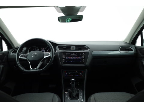 Volkswagen Tiguan 1.5 TSI Life | Rijklaar!! | Adapt. Cruise | Trekhaak | Navi | Stoel- Stuurverw. | All Season | Apple CarPlay |