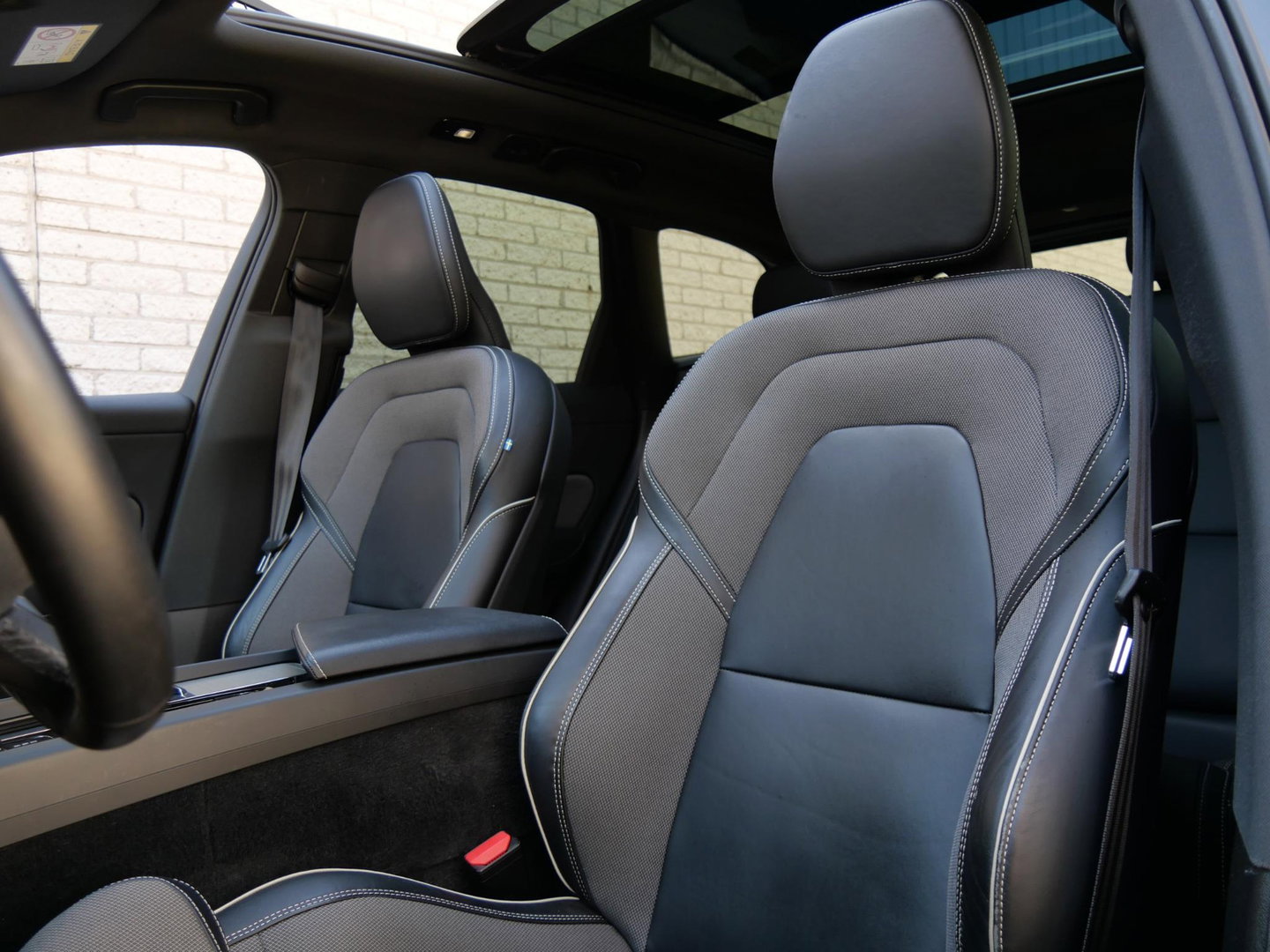 Volvo XC60 T8 R-DESIGN/ PANORAMADAK/ 360° CAMERA/ HEAD-UP/ H&K AUDIO/ TREKHAAK