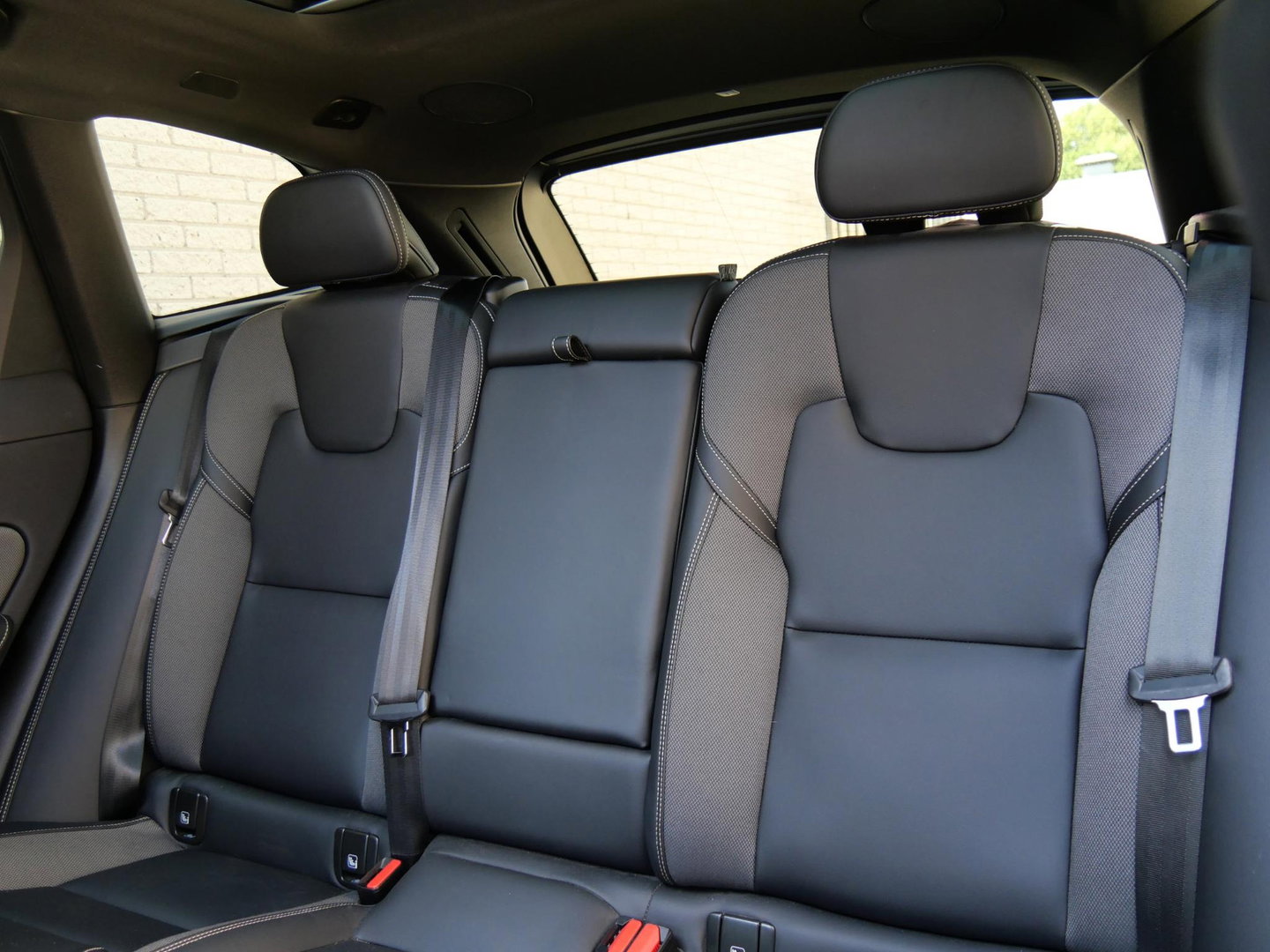 Volvo XC60 T8 R-DESIGN/ PANORAMADAK/ 360° CAMERA/ HEAD-UP/ H&K AUDIO/ TREKHAAK
