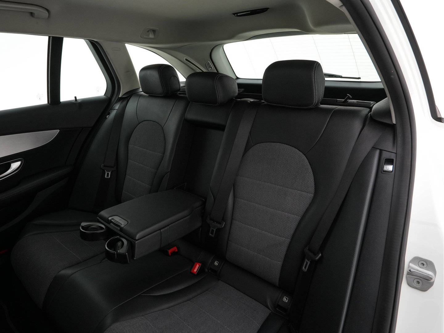 Mercedes-Benz C-Klasse Estate 200 CDI Business Solution Aut. *FULL-LED | LEATHER-FABRIC |  NAVI-FULLMAP | CAMERA | HEATED-SPORTSEATS | SHIFTPADDLES | CRUISE | KEYLESS | TOWBAR | 17''ALU*