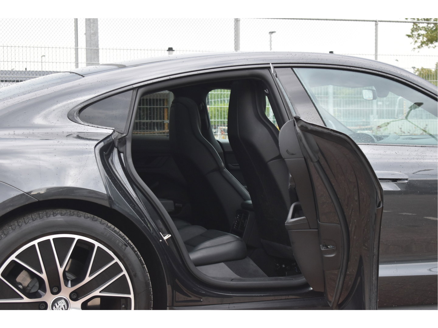 Porsche Taycan Performance 84 kWh 381 pk | Keyless | NL-Auto | Pano | BOSE | 360 gr.camera | Luchtvering | Carplay | Full LED | Virtual cockpit