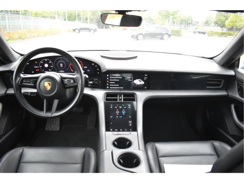 Porsche Taycan Performance 84 kWh 381 pk | Keyless | NL-Auto | Pano | BOSE | 360 gr.camera | Luchtvering | Carplay | Full LED | Virtual cockpit