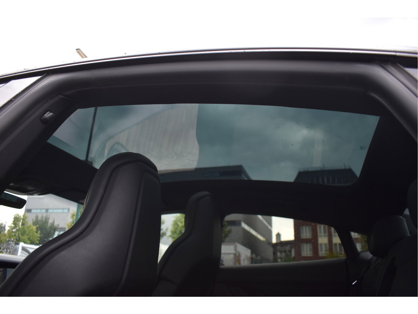 Porsche Taycan Performance 84 kWh 381 pk | Keyless | NL-Auto | Pano | BOSE | 360 gr.camera | Luchtvering | Carplay | Full LED | Virtual cockpit