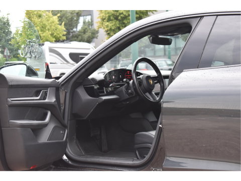 Porsche Taycan Performance 84 kWh 381 pk | Keyless | NL-Auto | Pano | BOSE | 360 gr.camera | Luchtvering | Carplay | Full LED | Virtual cockpit