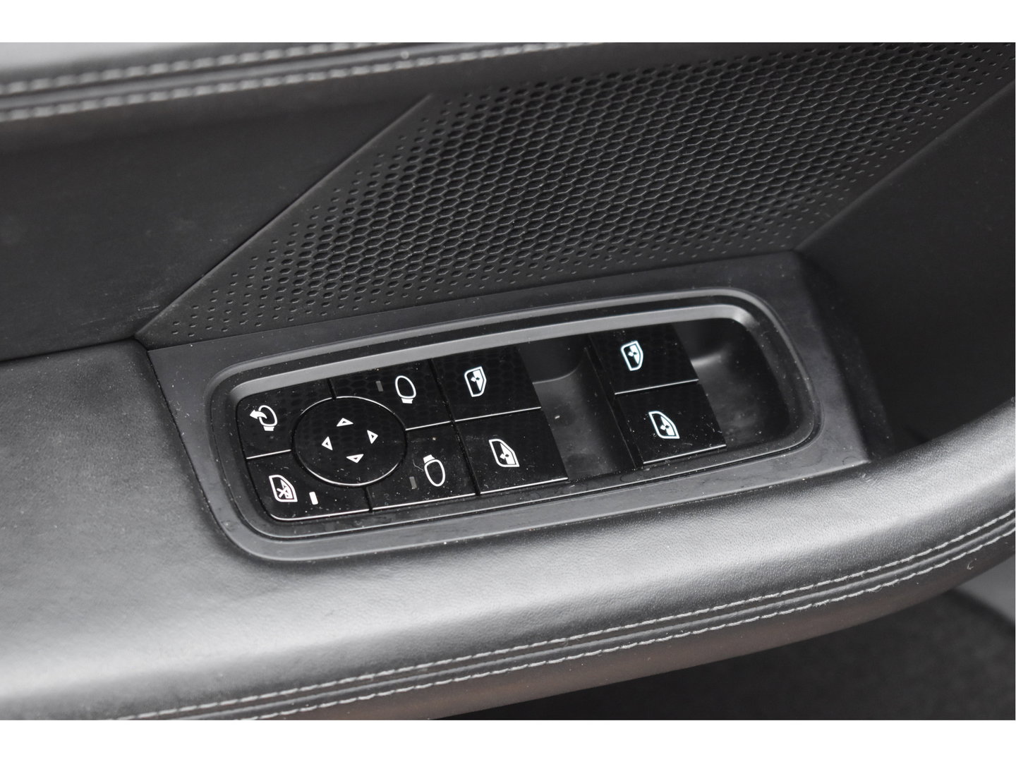 Porsche Taycan Performance 84 kWh 381 pk | Keyless | NL-Auto | Pano | BOSE | 360 gr.camera | Luchtvering | Carplay | Full LED | Virtual cockpit