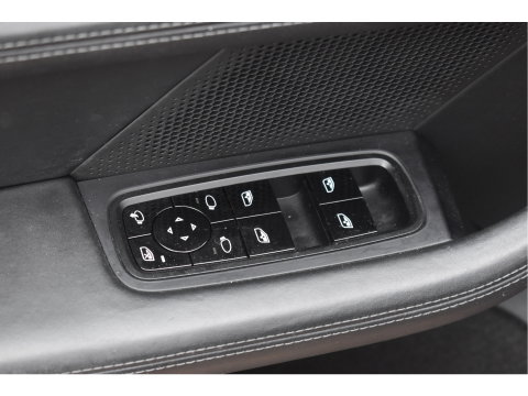 Porsche Taycan Performance 84 kWh 381 pk | Keyless | NL-Auto | Pano | BOSE | 360 gr.camera | Luchtvering | Carplay | Full LED | Virtual cockpit