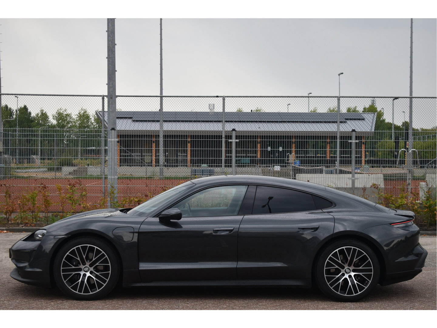Porsche Taycan Performance 84 kWh 381 pk | Keyless | NL-Auto | Pano | BOSE | 360 gr.camera | Luchtvering | Carplay | Full LED | Virtual cockpit