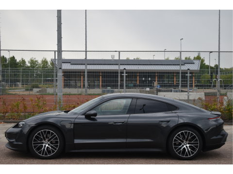Porsche Taycan Performance 84 kWh 381 pk | Keyless | NL-Auto | Pano | BOSE | 360 gr.camera | Luchtvering | Carplay | Full LED | Virtual cockpit