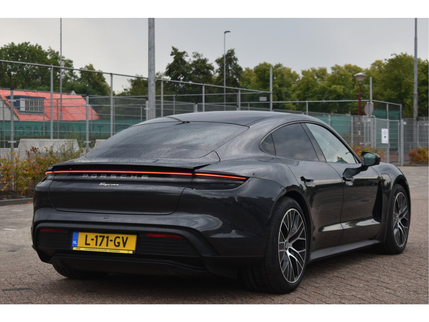 Porsche Taycan Performance 84 kWh 381 pk | Keyless | NL-Auto | Pano | BOSE | 360 gr.camera | Luchtvering | Carplay | Full LED | Virtual cockpit