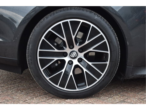 Porsche Taycan Performance 84 kWh 381 pk | Keyless | NL-Auto | Pano | BOSE | 360 gr.camera | Luchtvering | Carplay | Full LED | Virtual cockpit