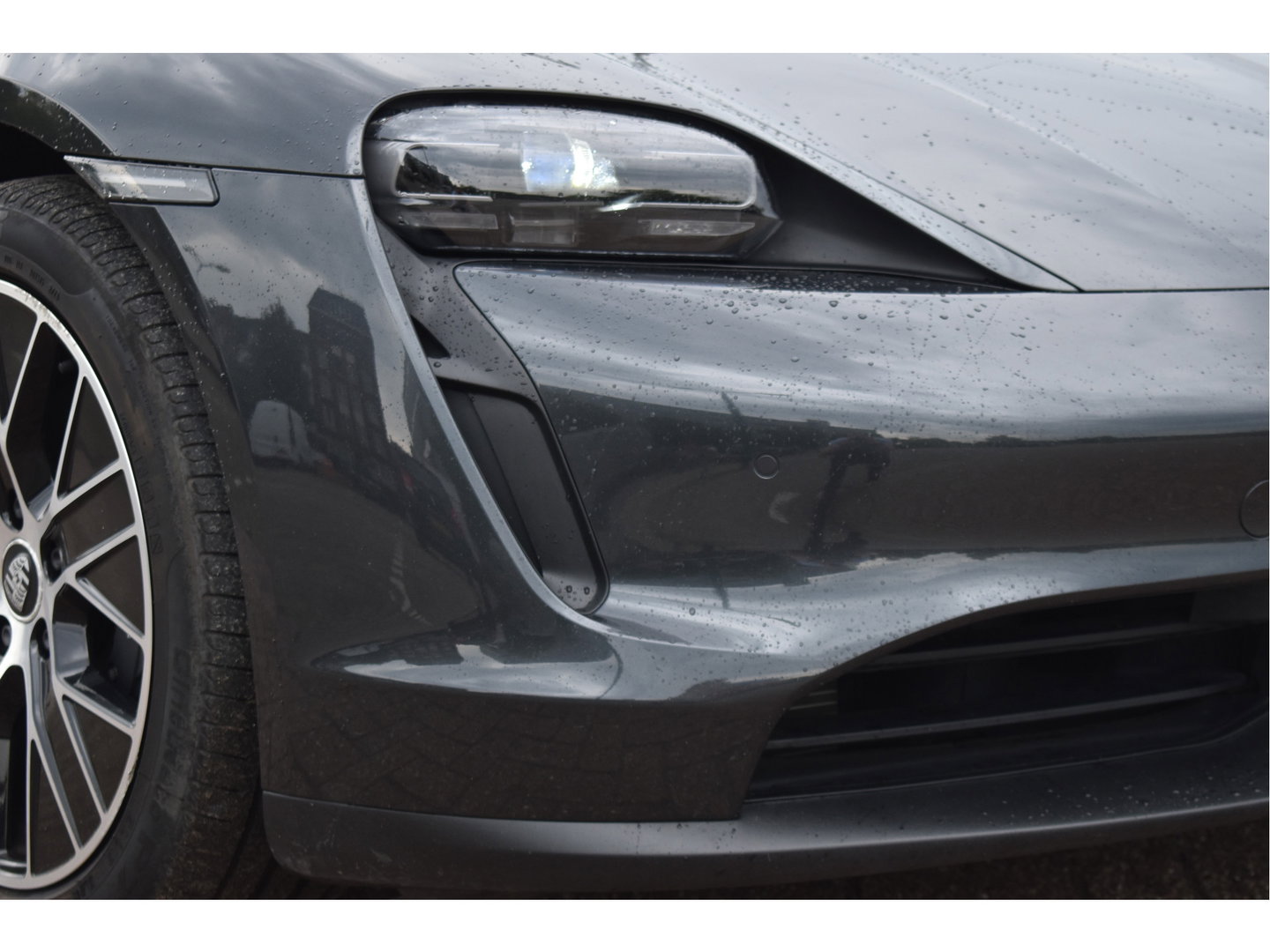 Porsche Taycan Performance 84 kWh 381 pk | Keyless | NL-Auto | Pano | BOSE | 360 gr.camera | Luchtvering | Carplay | Full LED | Virtual cockpit
