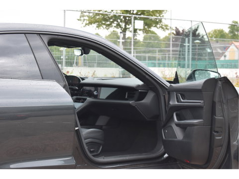 Porsche Taycan Performance 84 kWh 381 pk | Keyless | NL-Auto | Pano | BOSE | 360 gr.camera | Luchtvering | Carplay | Full LED | Virtual cockpit