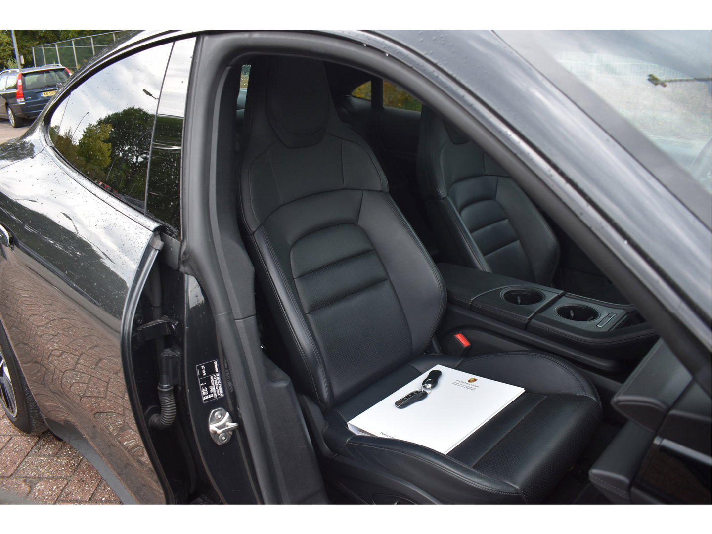 Porsche Taycan Performance 84 kWh 381 pk | Keyless | NL-Auto | Pano | BOSE | 360 gr.camera | Luchtvering | Carplay | Full LED | Virtual cockpit